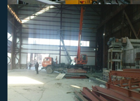 Industriehalle während der Montagearbeiten