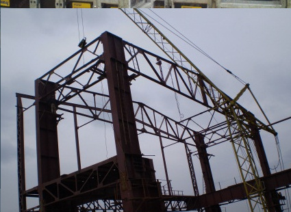 Montage eines industriellen Stahltragwerks